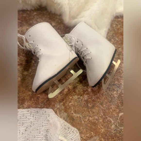 Vintage Winter Fashion Doll, Faux Fur Shrug, Dress, Lace Up Ice Skates, Scarf + - Picture 4 of 16